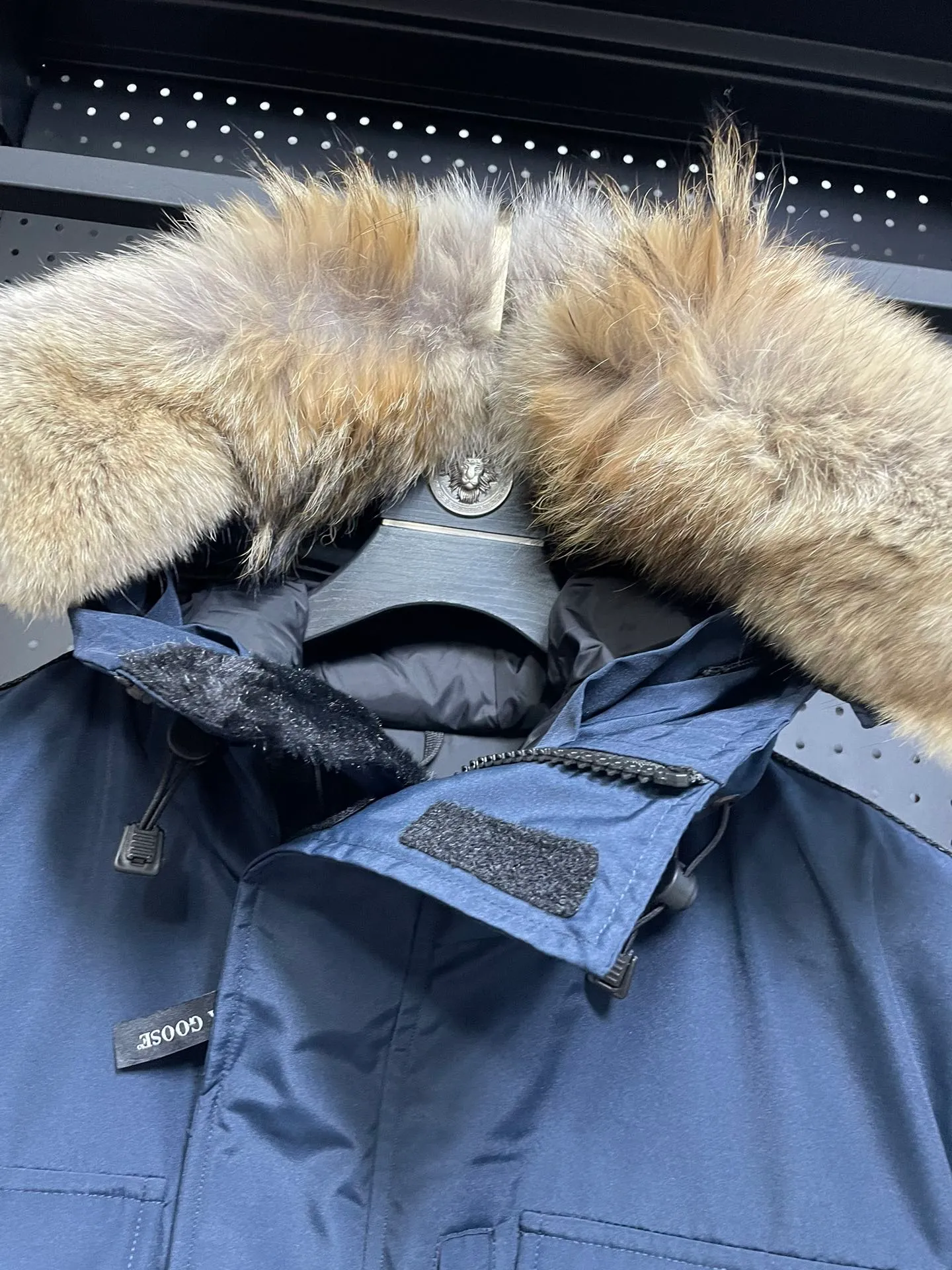 P1060 CANADA GOOES 🇨🇦ⒿⓅⓈ manufactures 10 models of snow curse men and women couples. Factory direct supply: supplying global purchasing agents, micro-business, entities, Tmall, high-end stalls and studio cooperation, free shipping! There are 10 types of Canada Goose Snow Mantra parkas for men and women, the Rolls-Royce of down jackets. ➖ Industry-leading anti-counterfeiting chip sensing. ➖ Imported Behringer embroidery machines and customized embroidery labels, the highest level and industry leading. ➖ Imported Korean 21-count polyester-cotton blended original fabric, TC85 waterproof coated fabric, water-repellent, windproof and wear-resistant. ➖ The new national standard 90 white duck down has an average down filling of 300 grams. The amount of down filling is industry-leading. ➖ 100% nylon lining with double double-layer sealing design to prevent velvet running, and seamless thread design on the cuffs! ➖ Yoshida YKK provides original factory-customized electroplated sliders. YKK two-way lockable zippers are tight and smooth and do not peel off paint. ➖ 3M composite Velcro is durable and the accessories and hardware are all custom-made. Note: Our copywriting is only simple and clear. Instead of bragging about the copywriting, it is better to compare and understand with samples. Only for the purest goose, the most dedicated, the most professional, the highest quality, the highest cost performance! SIZE:XS-XXL [with size chart]